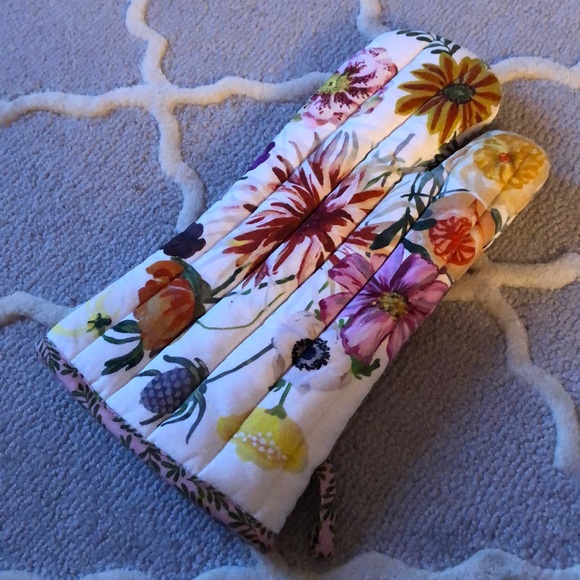 Anthropologie oven mitt!